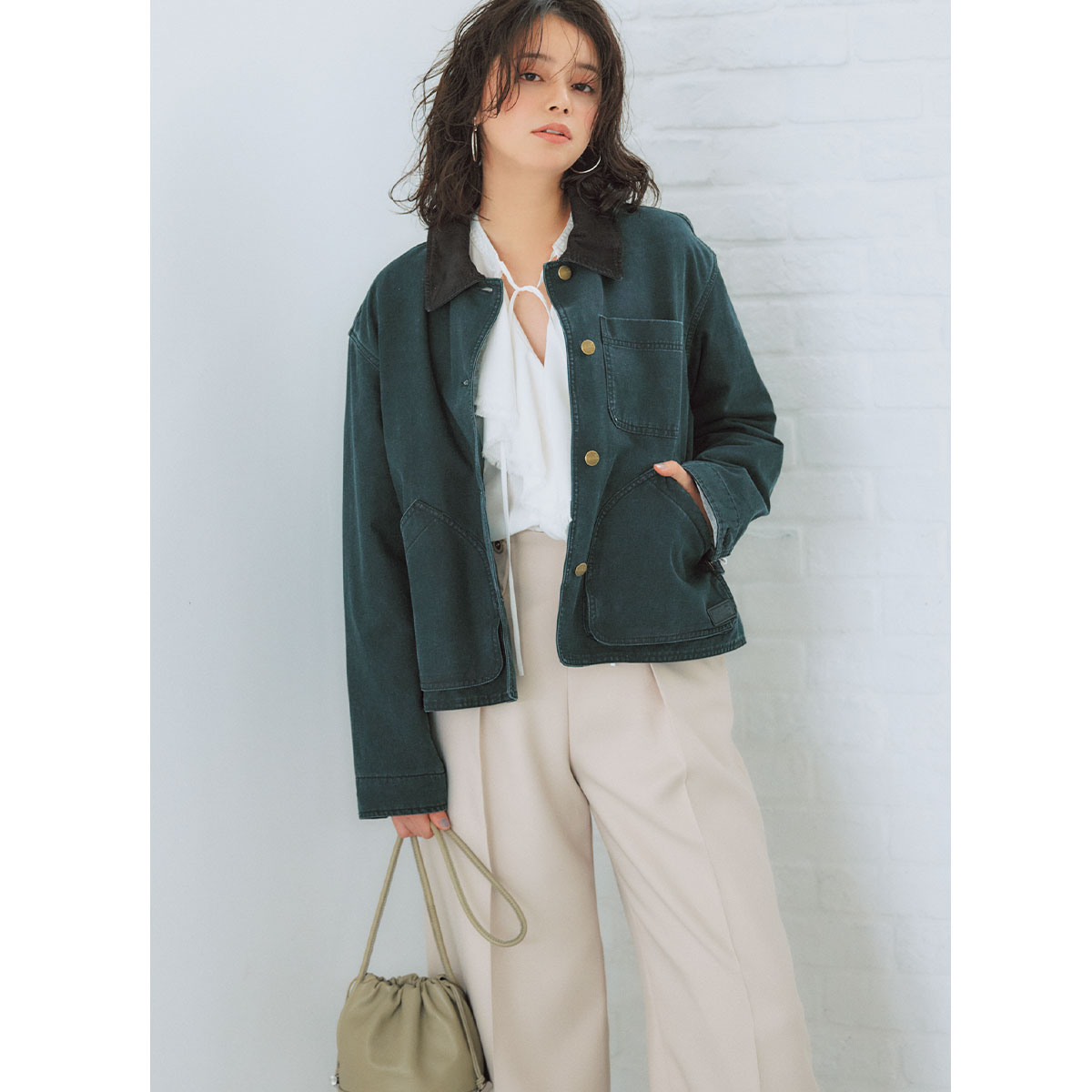 甘ブラウスにエル・エル・ビーンのジャケットを合わせて今っぽい春コーデが完成