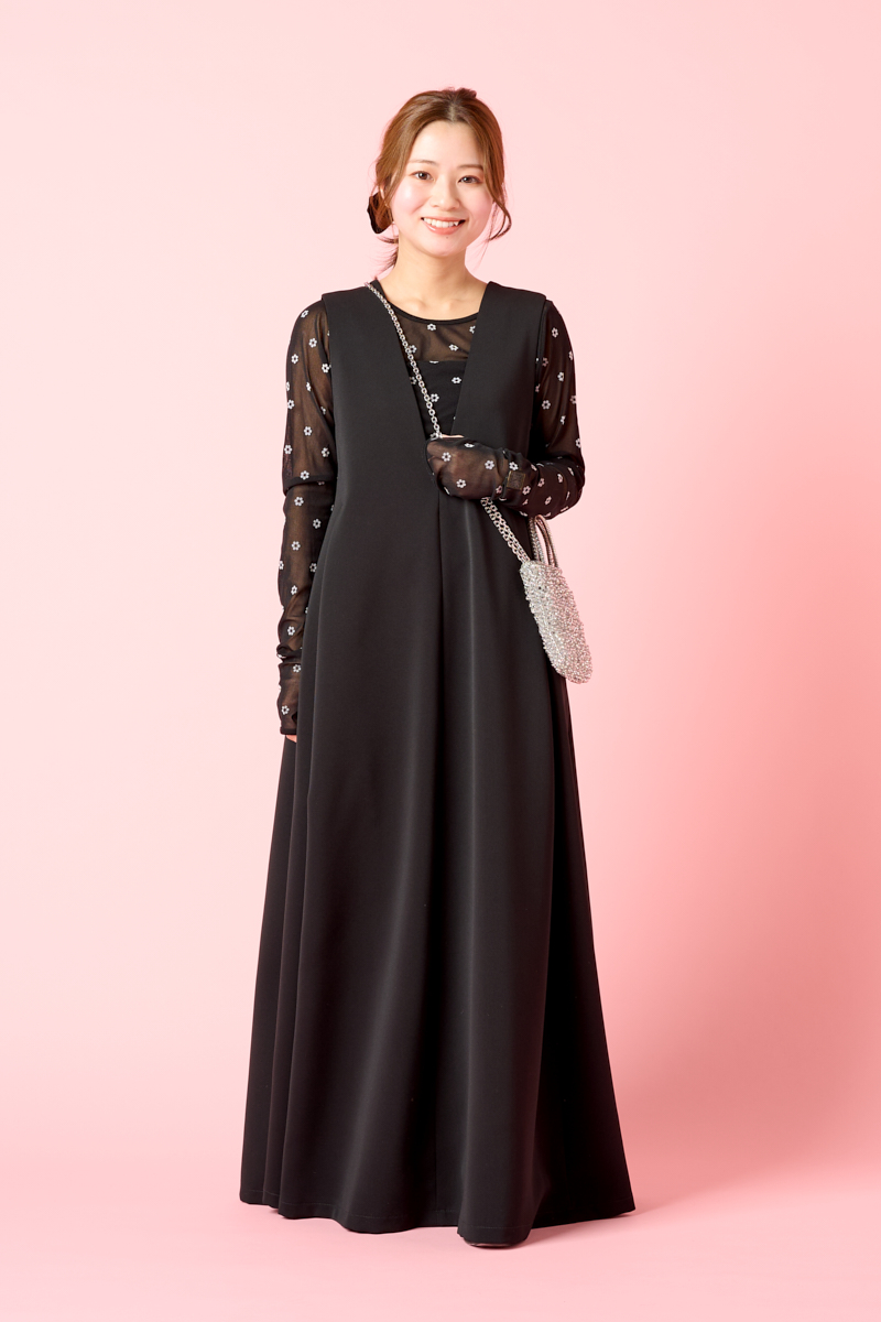 クラウドチーム明賀琴絵のVERY小林千尋の[THREE SQUARE]Vネックフレアジャンパースカートコーデ