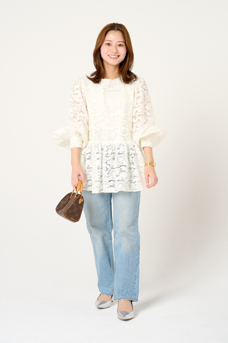 クラウドチームVERY小林千尋の[THREE SQUARE]ペプラムレースブラウスコーデ