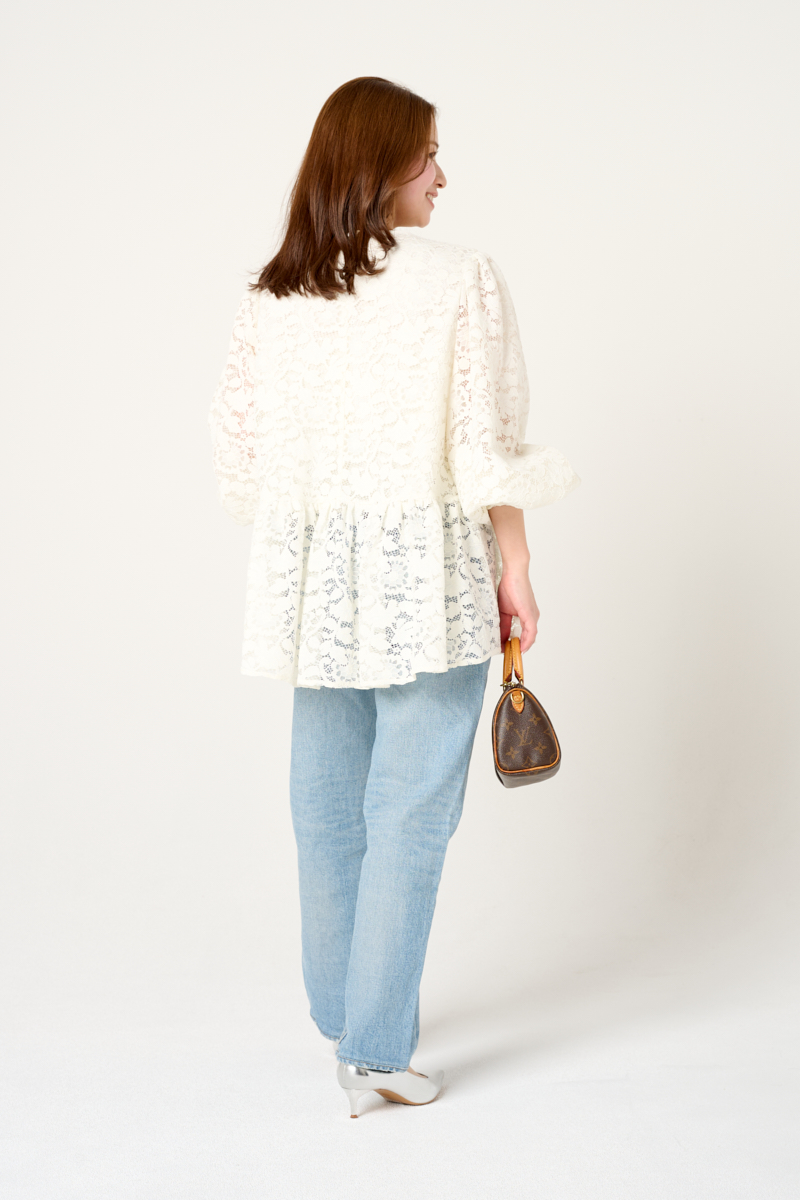 クラウドチームVERY小林千尋の[THREE SQUARE]ペプラムレースブラウスコーデ