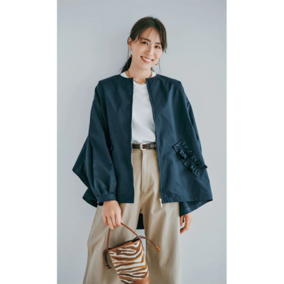 【春アウター】送迎ママに万能ネイビー！大胆フリルで華やかさを演出