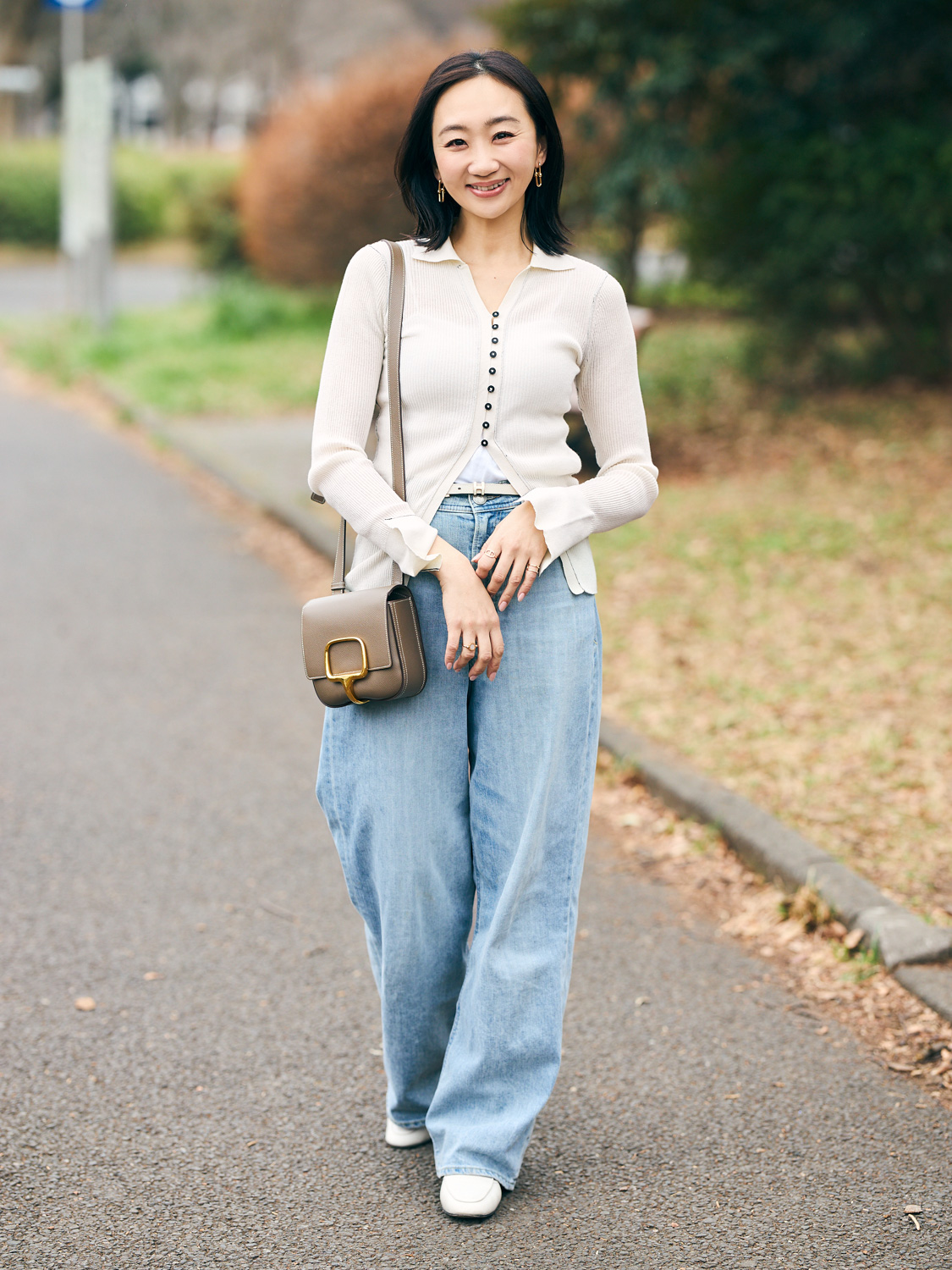 白カーディガン、白ベルト、デニムのコーディネート、