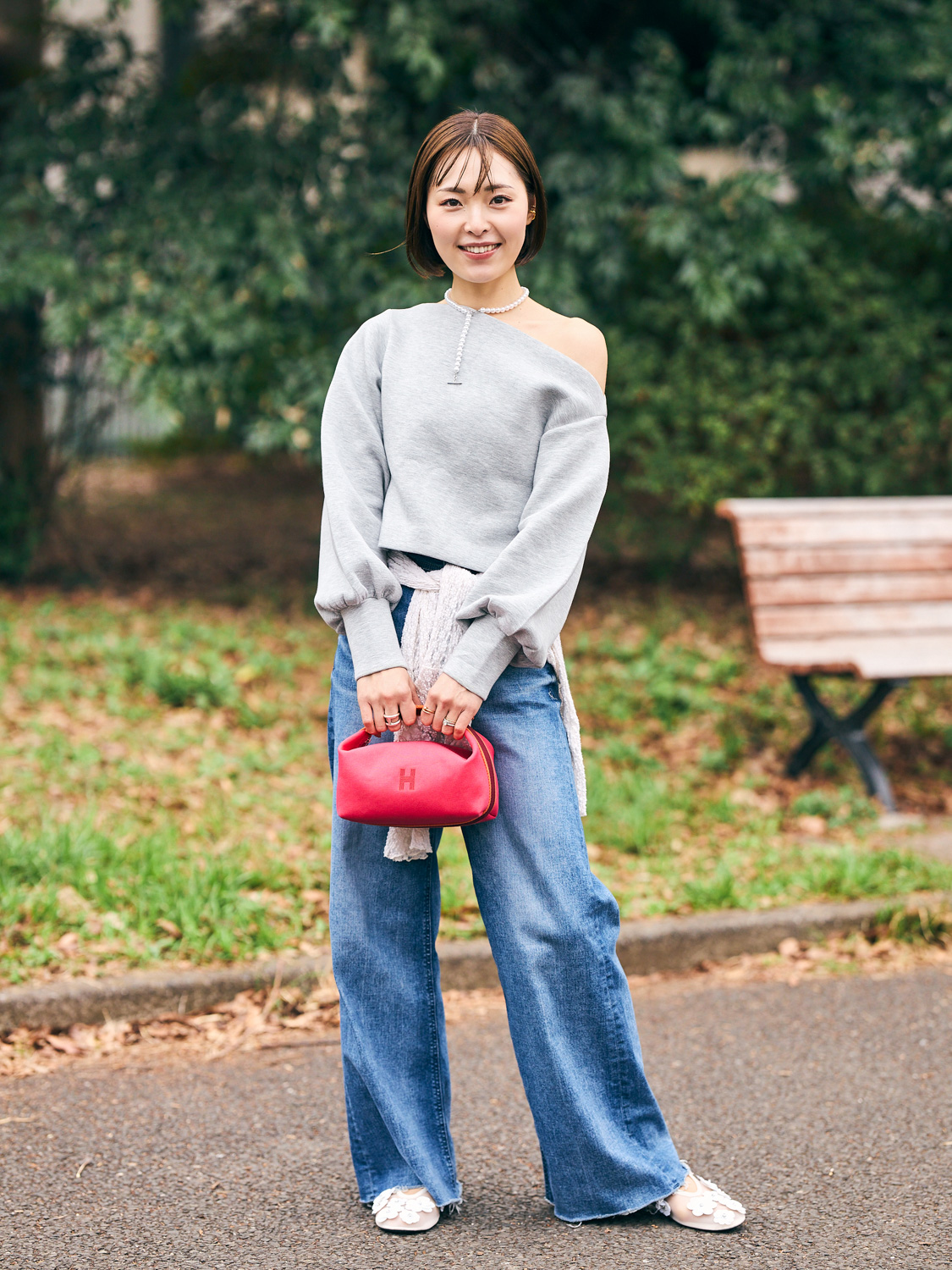 グレーのオフショルトップス、デニムのコーディネート