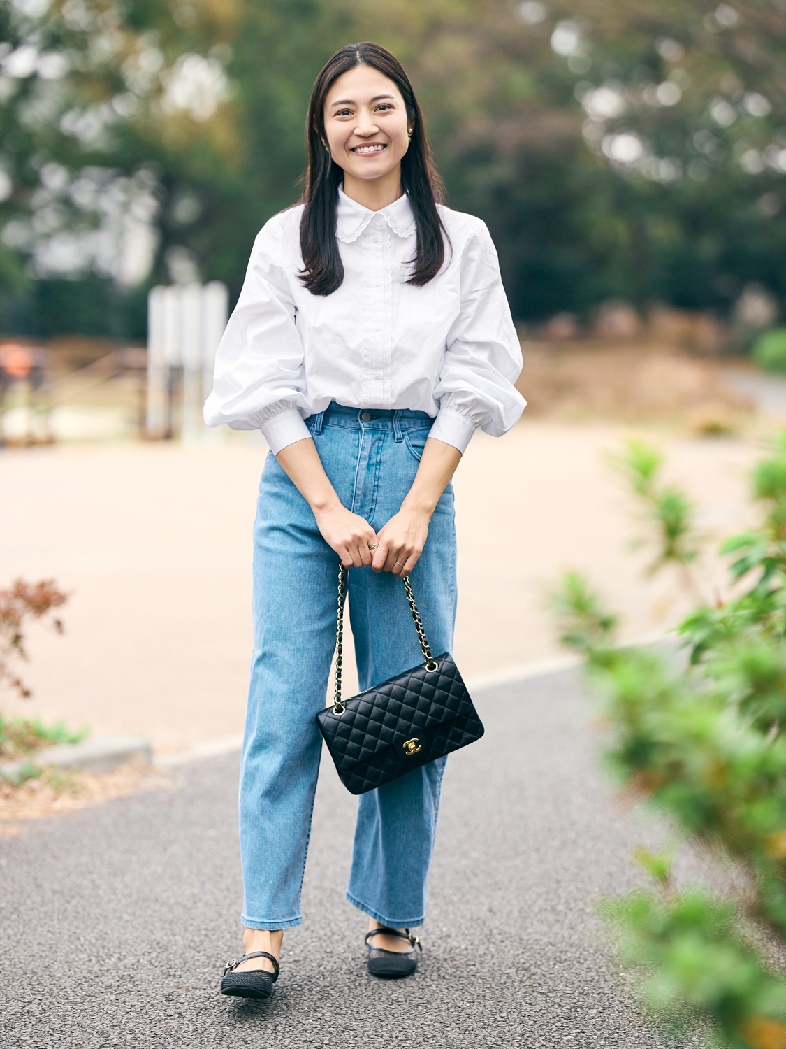 白いブラウス、デニムのコーディネート