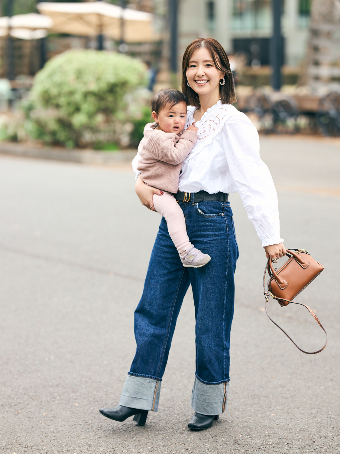 白いブラウス、デニムのコーディネート