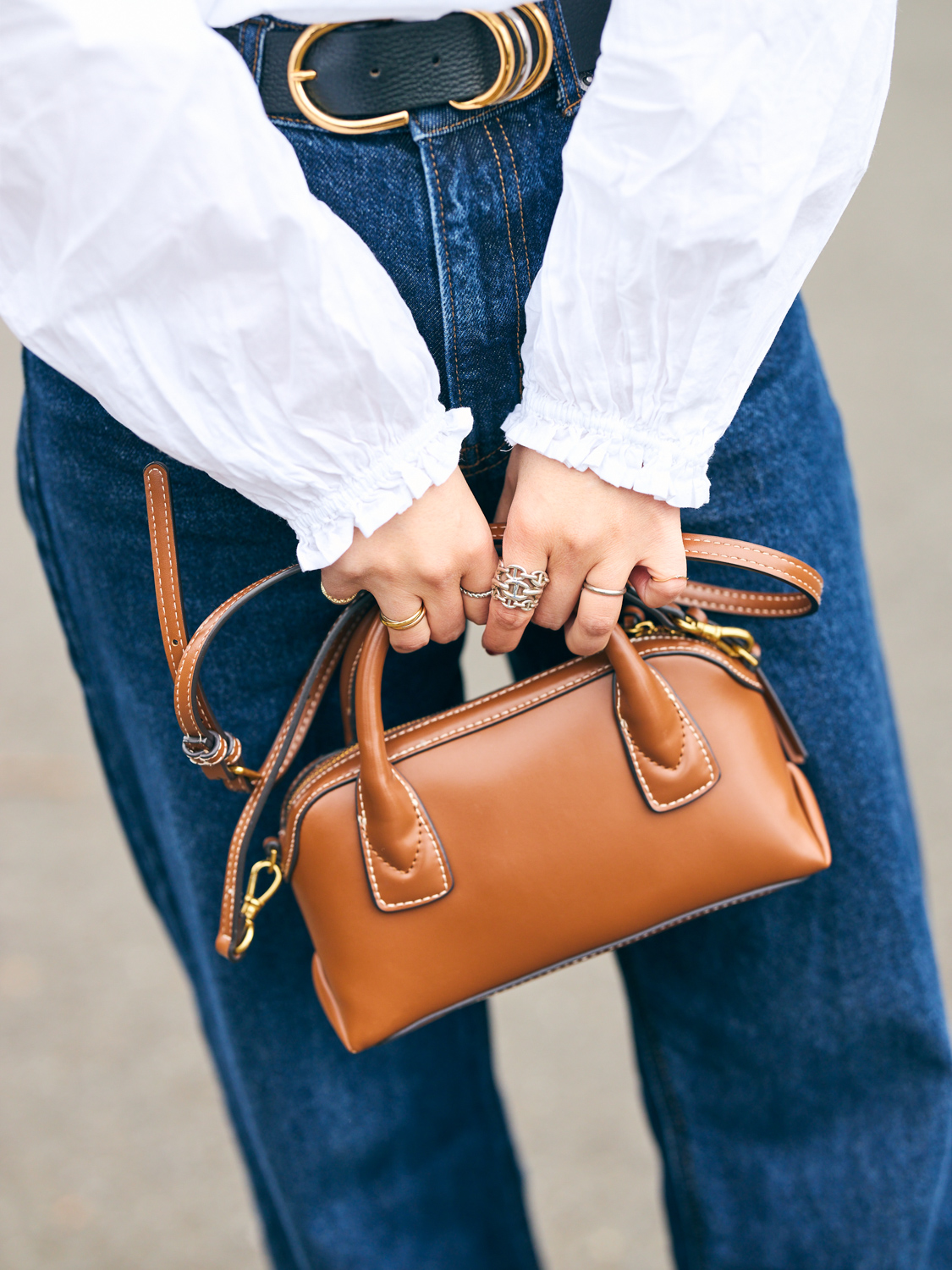 茶色のトップハンドルバッグ