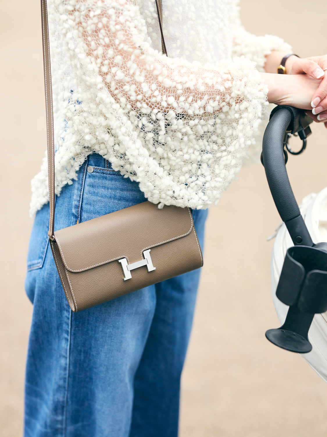 透け感のある白トップスとデニムのコーディネート寄り写真