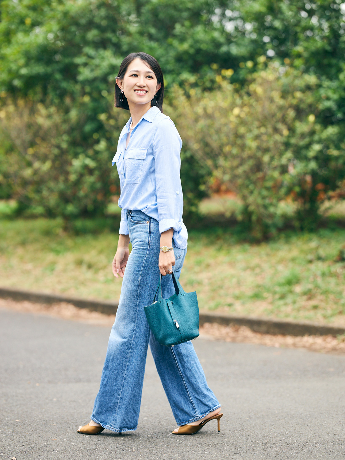 水色のシャツ、デニムのコーディネート