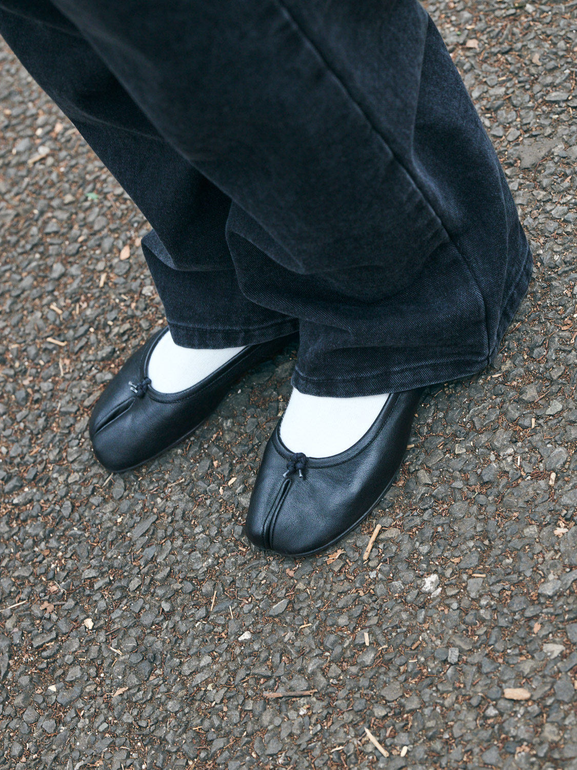 マルジェラのタビ黒のバレエシューズ