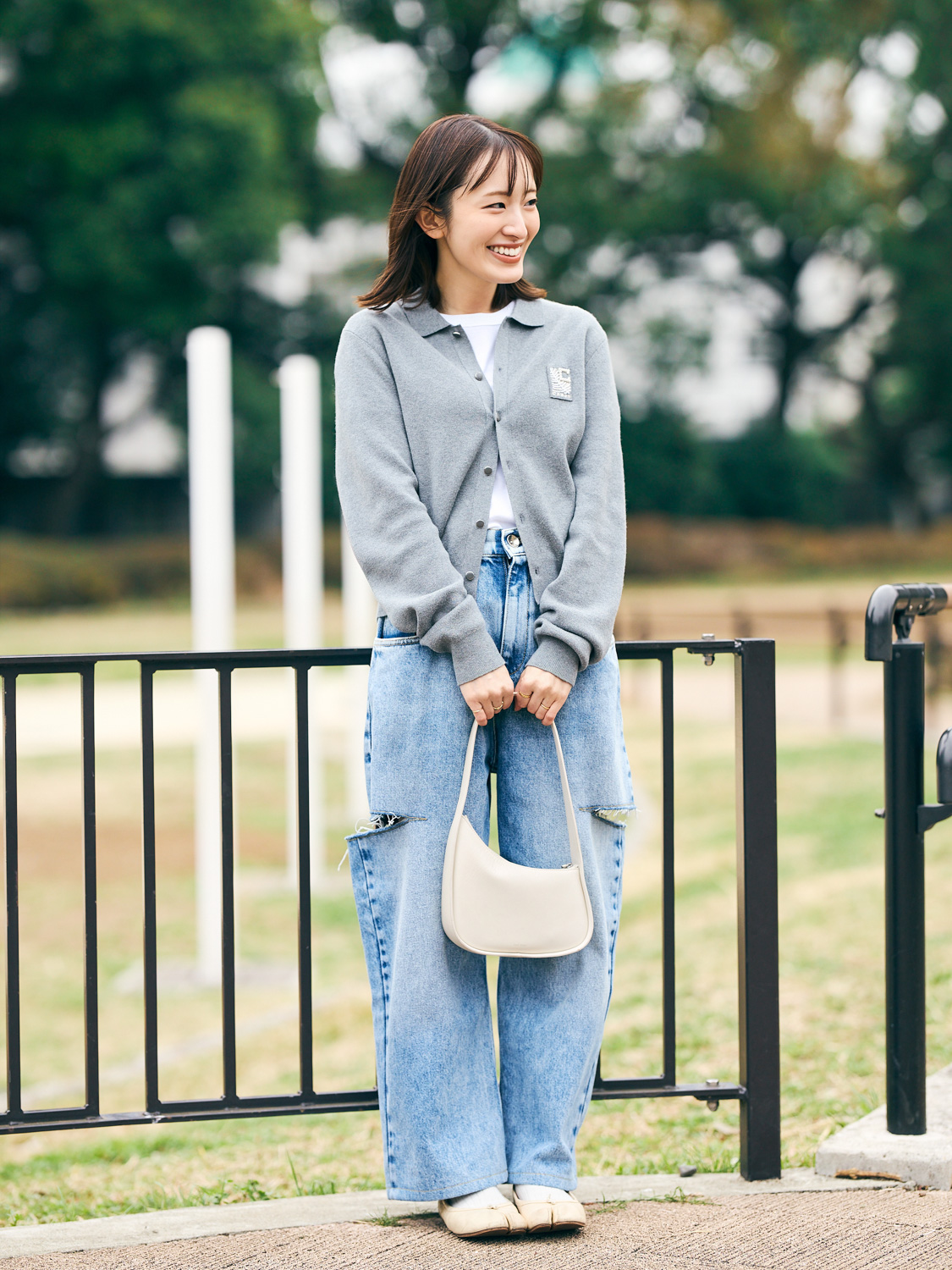 グレーカーディガン、デニムのコーディネート