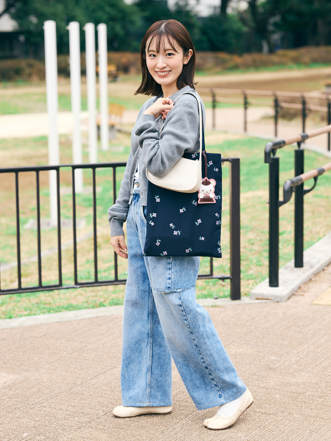 グレーカーディガン、デニムのコーディネート