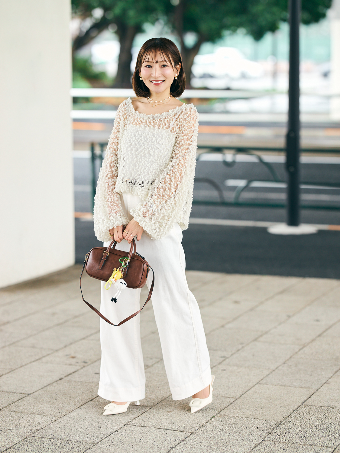 透け感のある白トップスに白デニムのコーディネート