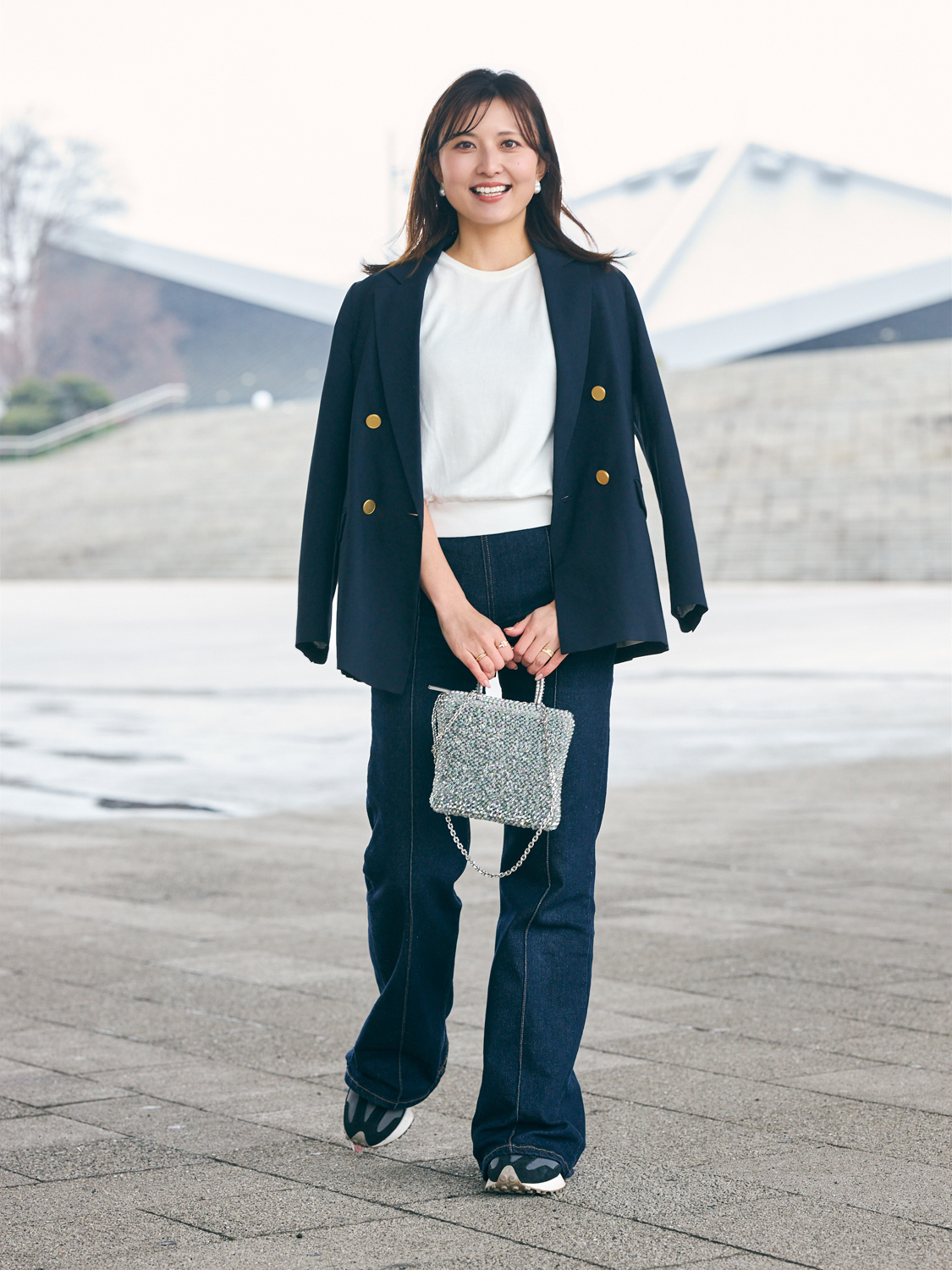 白ニット、紺ジャケット、デニムのコーディネート