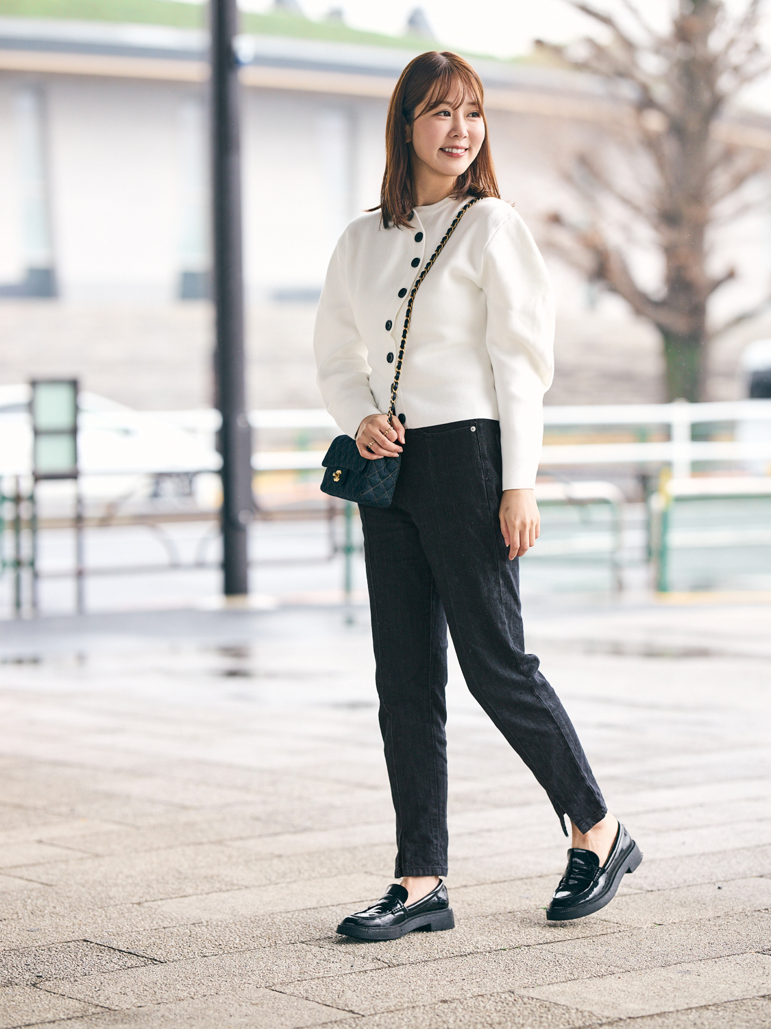 白いカーディガンと黒デニムのコーディネート