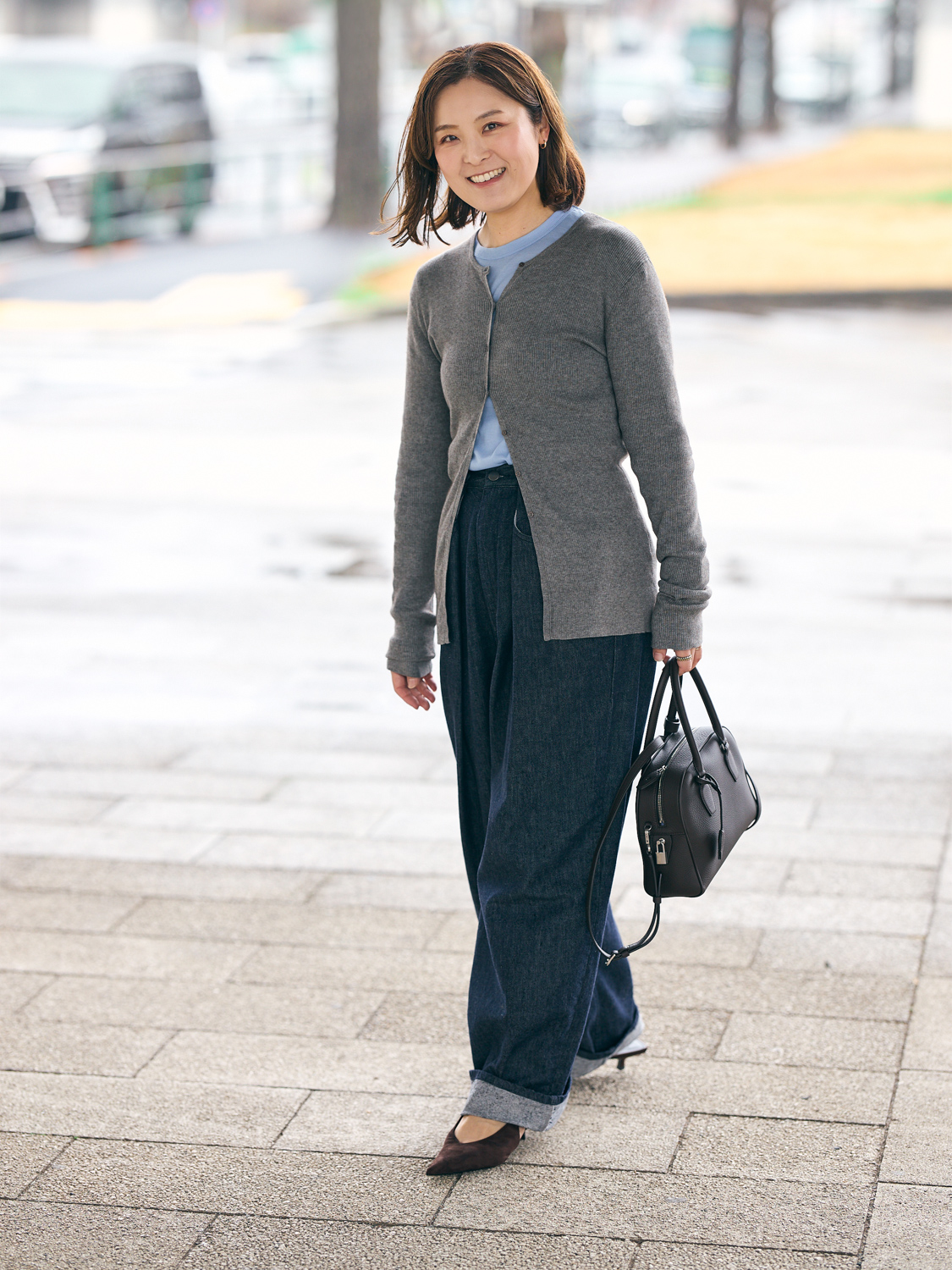 水色のトップス、グレーのカーディガン、デニムのコーディネート