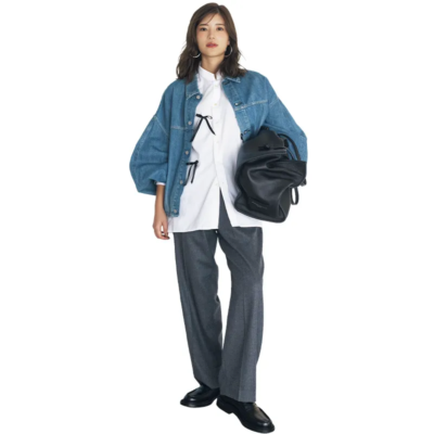 【デニムジャケット】で春を先取り！シャツコーデに羽織って寒暖差に対応