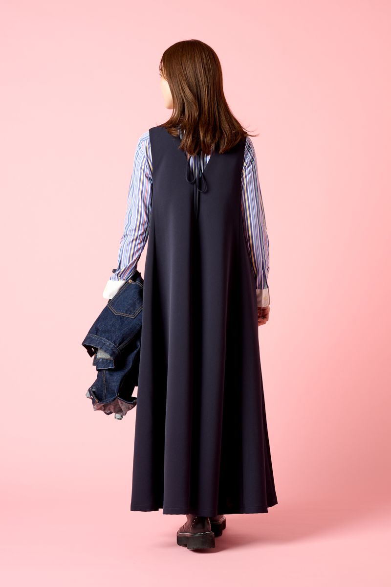 クラウドチーム明賀琴絵のVERY明賀琴絵の[THREE SQUARE]Vネックフレアジャンパースカートコーデ