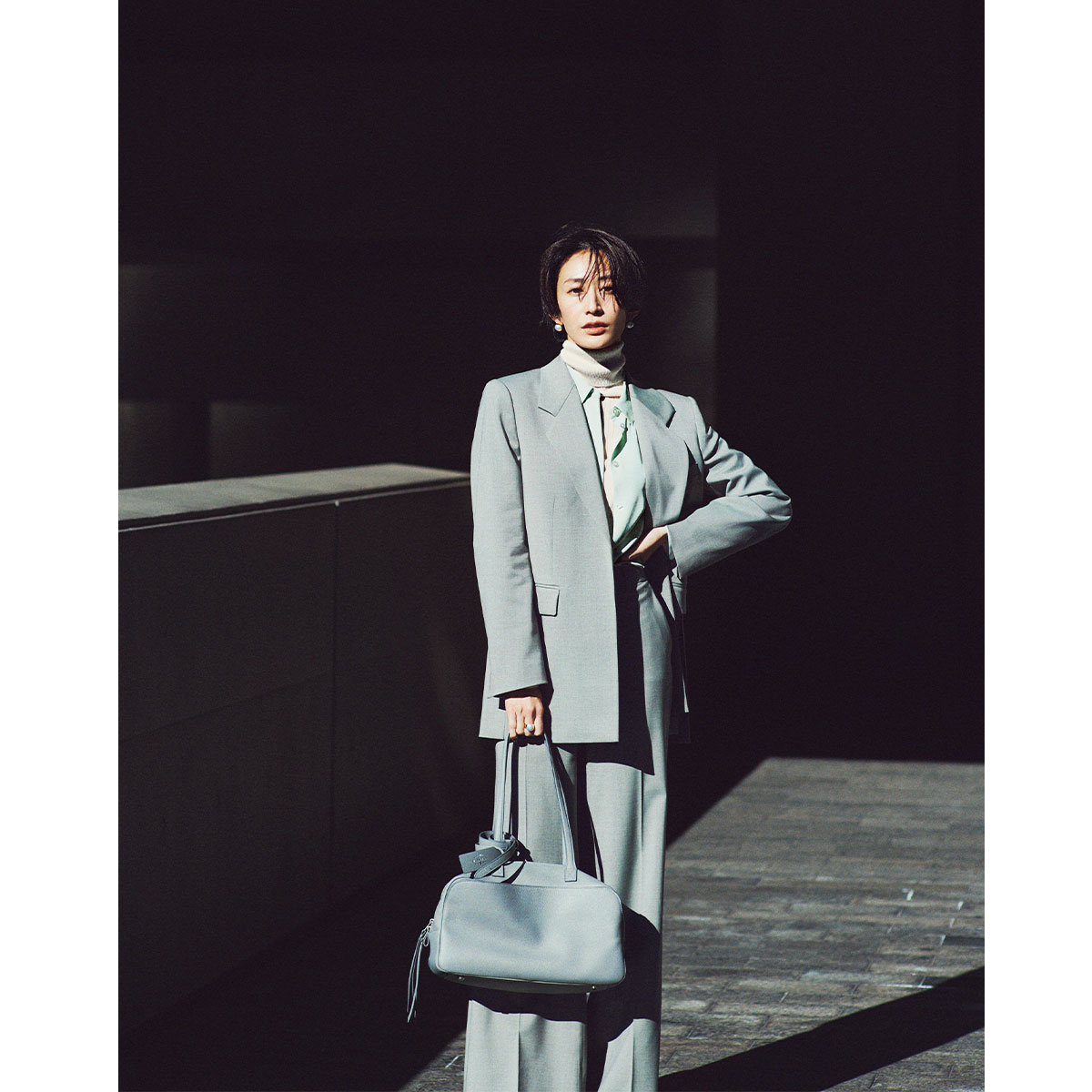 ニュアンスカラーのジャケットとパンツにキレイ色のタートルを合わせてオシャレを更新