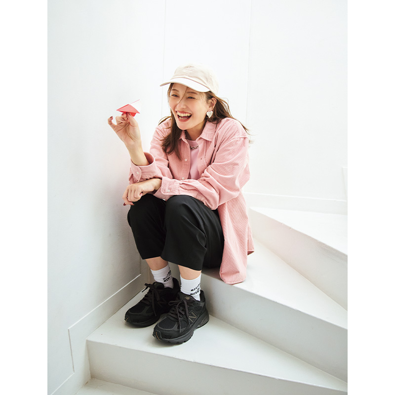 カラーシャツ×黒パン×ニューバランスの黒スニーカーをはいた原田夏希さん