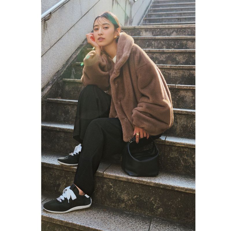 ファーブルゾン×黒パンツ×ロジェ ヴィヴィエの黒スニーカーの岡本あずささん