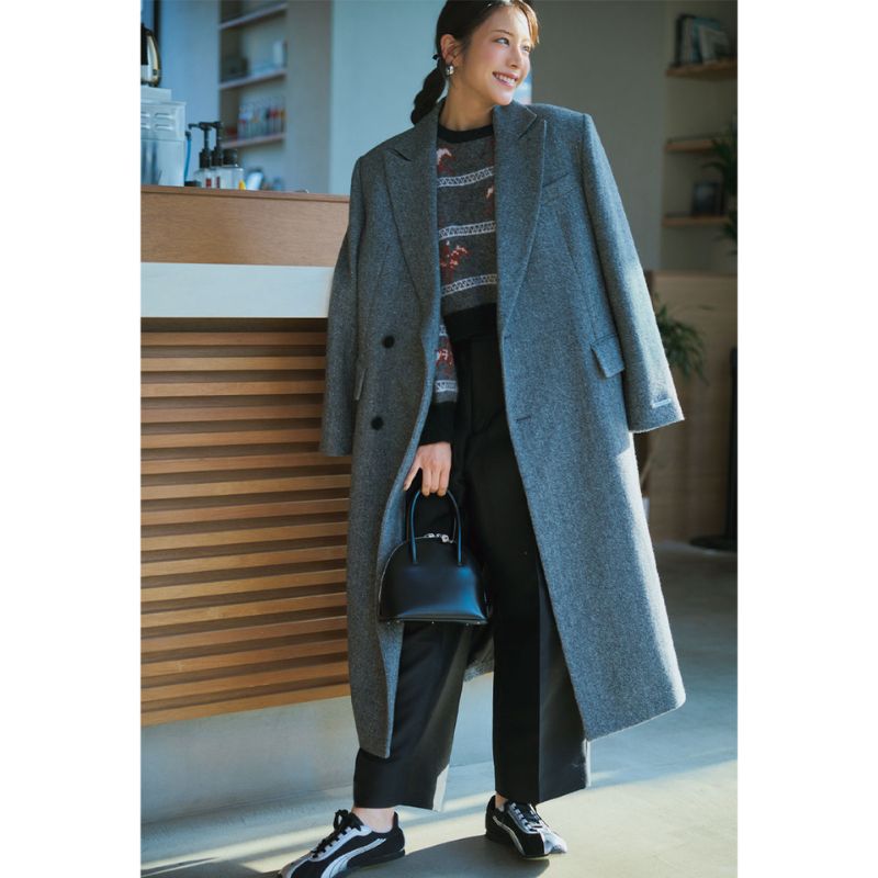 柄ニット×黒パンツ×ロングコート×プーマの黒スニーカーの貴島明日香さん