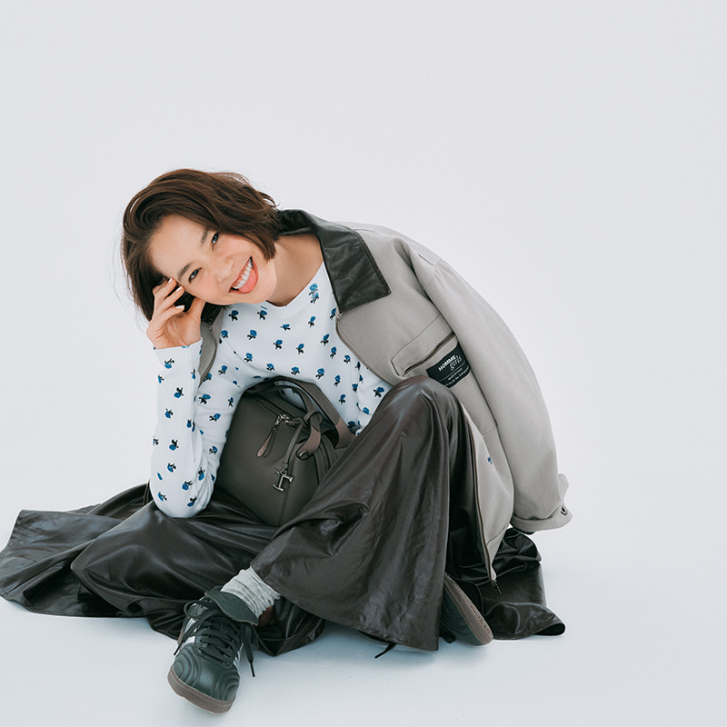 花柄ロンT×スカート×ハンティングジャケット×黒スニーカーの浅見れいなさん