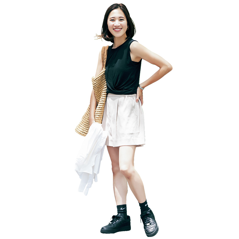 タンクトップ×ショートパンツ×NIKEの黒スニーカーの苅谷純子さん