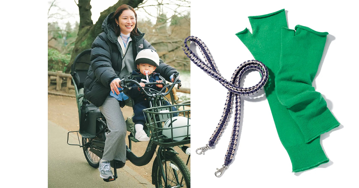 小物を効かせた防寒コーデで自転車に乗るママ