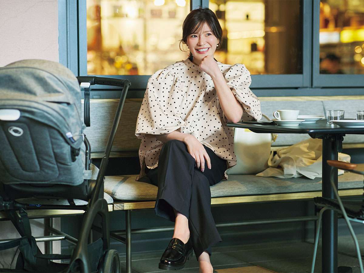 アローのドット柄ブラウスと黒パンツのカートママコーデ