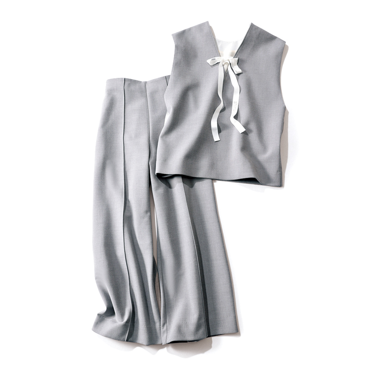 shiroconのリボン付きベストとパンツのセットアップ