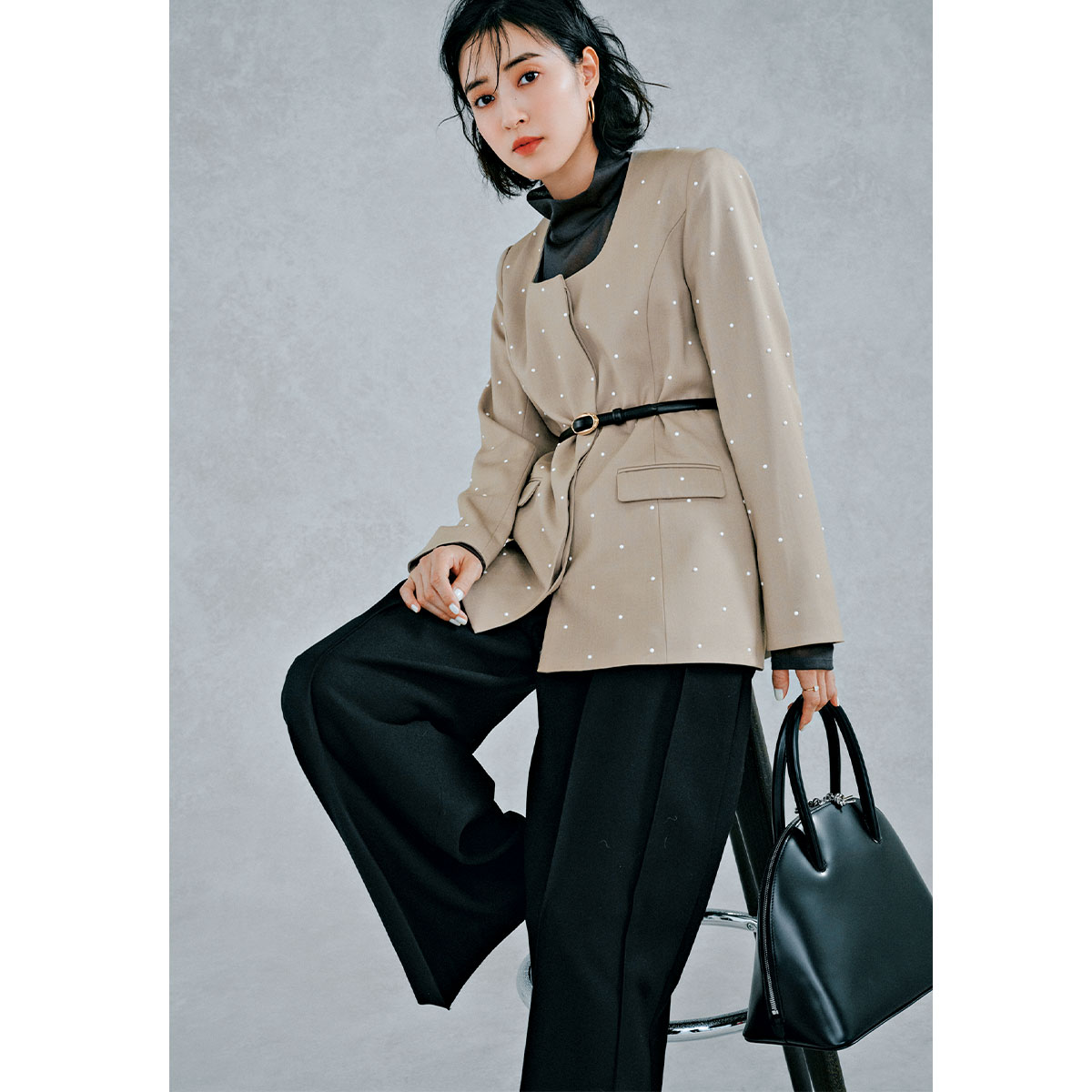 シーニュのパール付きジャケットとタックパンツにベルトでウエストマークしたハレの日コーデ