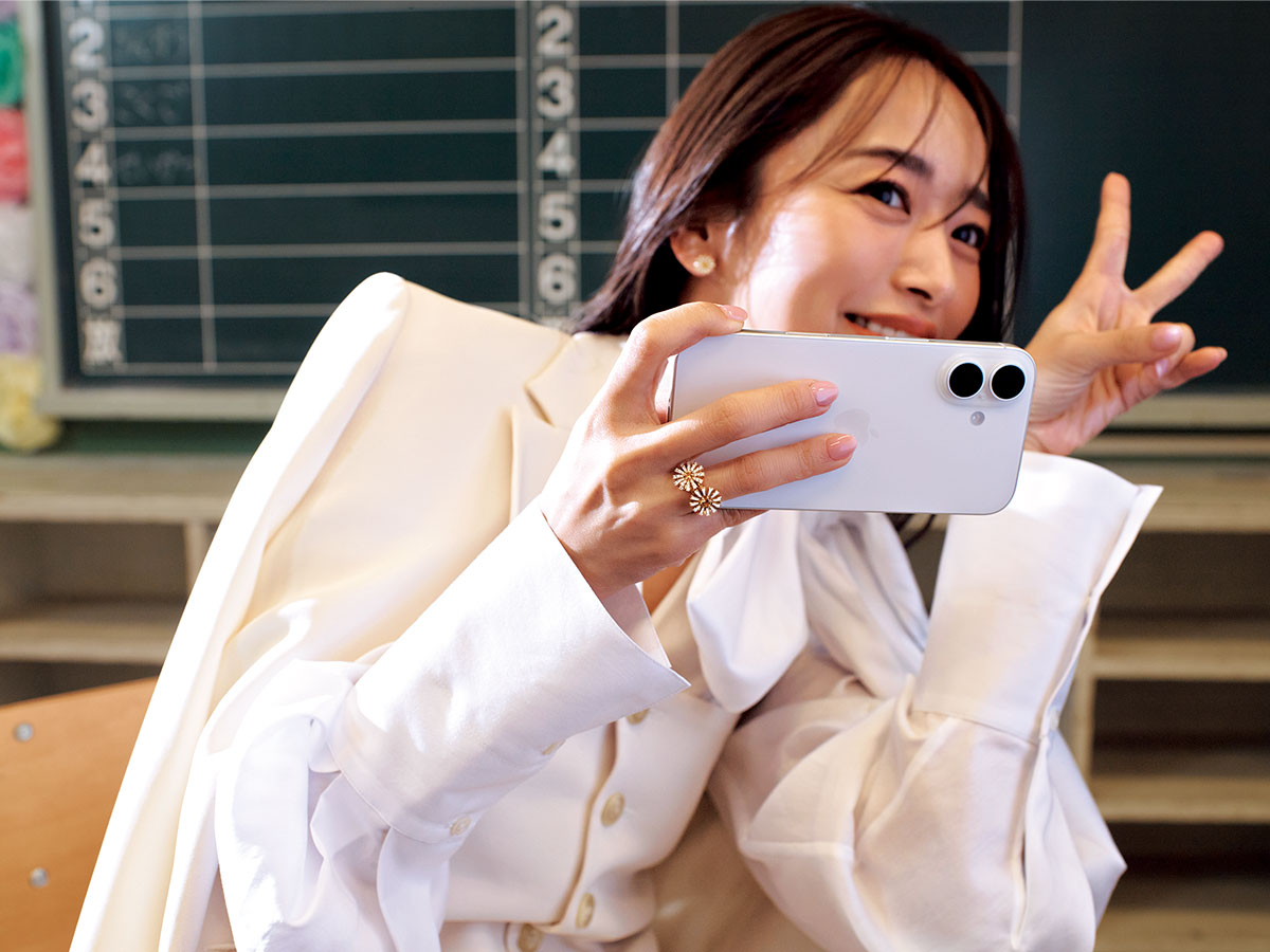 ハレの日のホワイトコーデにダミアーニのマルゲリータのリングとピアスを身につけた近藤千尋さん