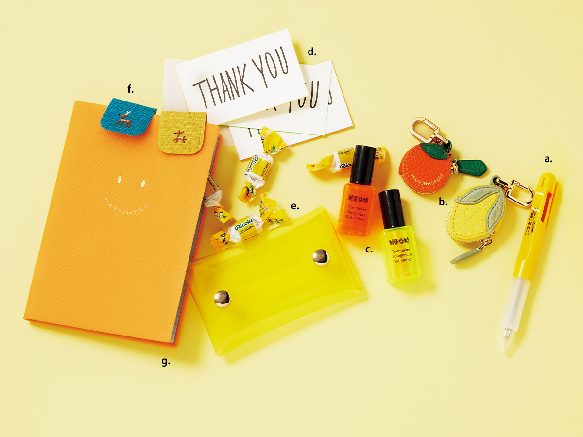 オレンジ&イエローのチャームやクリアポーチ、ノートや文房具