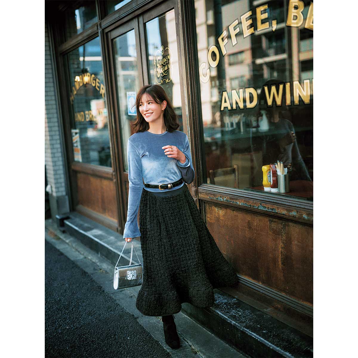 フレアシルエットのワンピースにタイトなトップスとベルトを重ねたコーデ