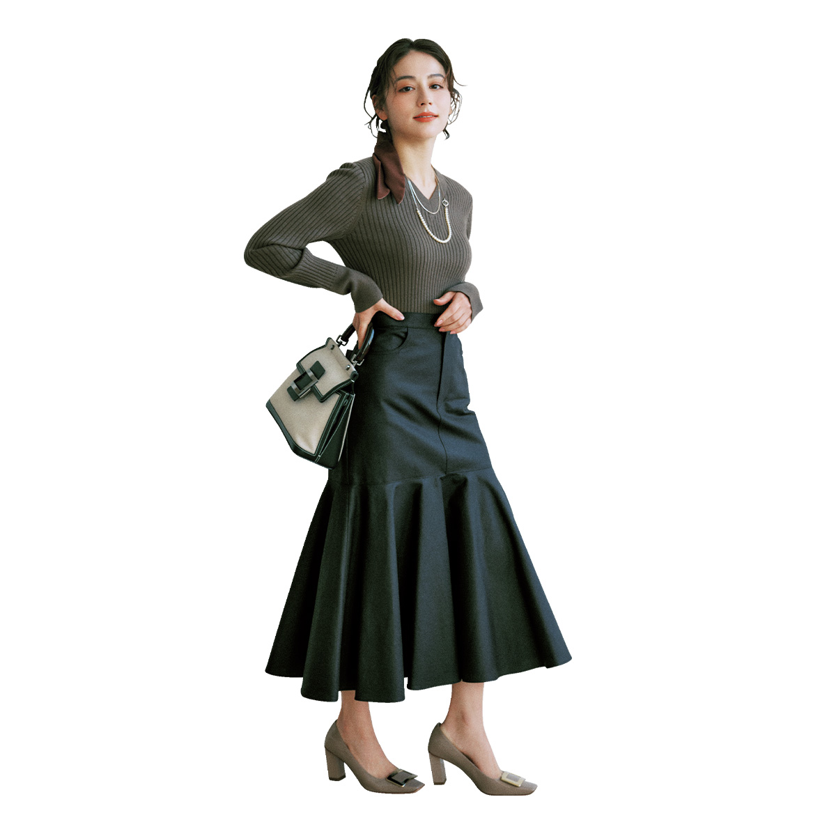 Vネックニットにマーメイドラインのスカートを合わせたコーデ