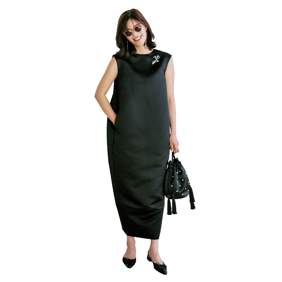 コクーンシルエットのノースリーブワンピにブローチや揺れるピアスを足した着こなし