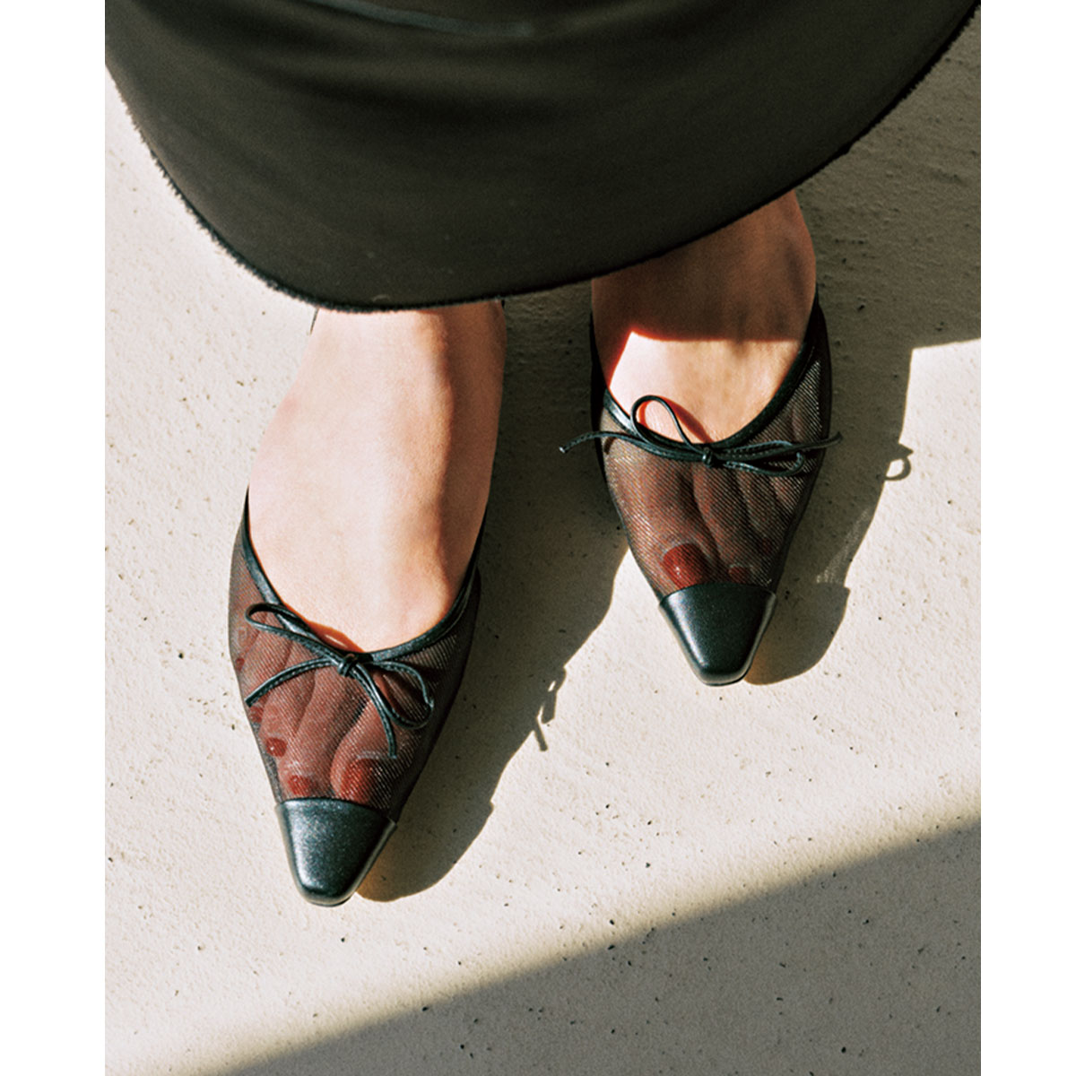 ネブローニのメッシュになったリボン付きパンプス