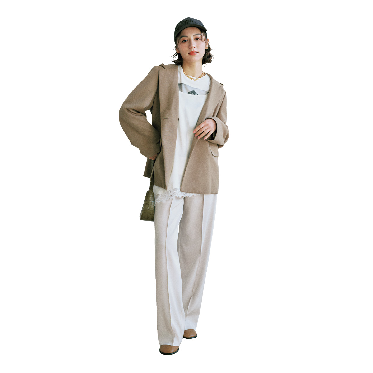 Tシャツにレイヤードしたキャミソールとパンツのホワイトコーデをベージュジャケットで引き締めたコーデ