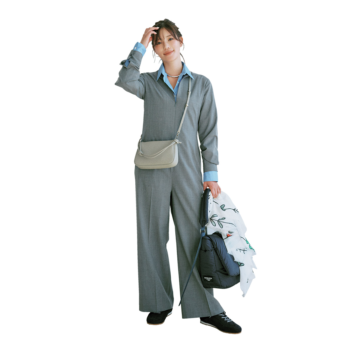 のっぺりしがちなオールインワンにシャツを重ねてメリハリをつけたコーデ