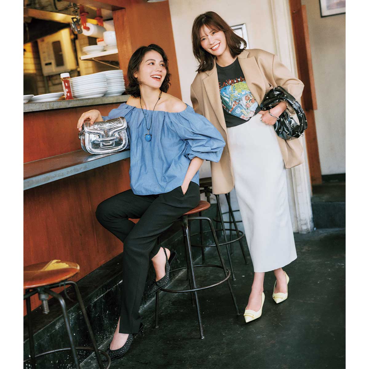 オフショルブラウスに黒パンツコーデとロックTとタイトスカートに肩パッド入りジャケットを羽織ったコーデ