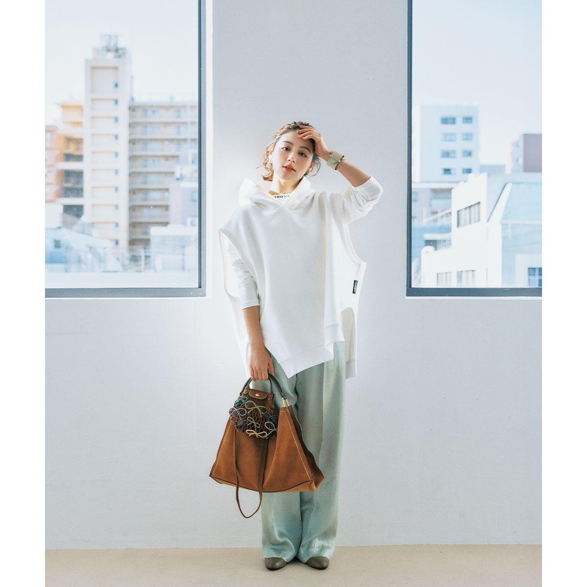 大きめフードのスウェットベストとゆるパンツの小顔見えコーデ