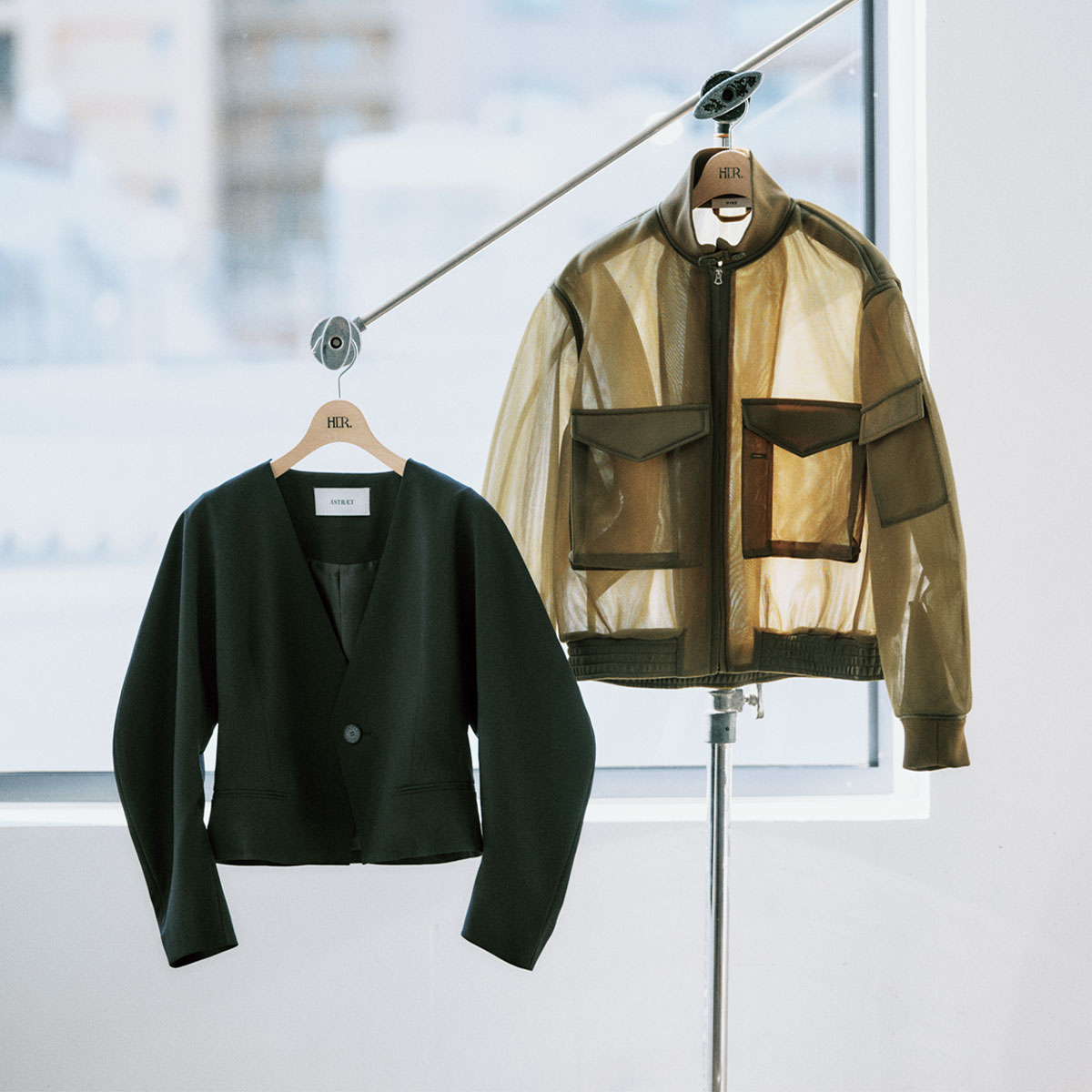 ハイクのシアーブルゾンとアストラットのVネックジャケット