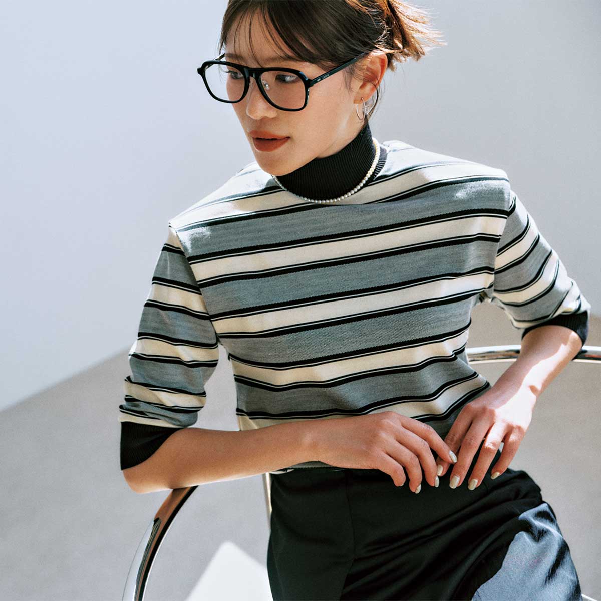 控えめな肩パッドが入った半袖ボーダーニット