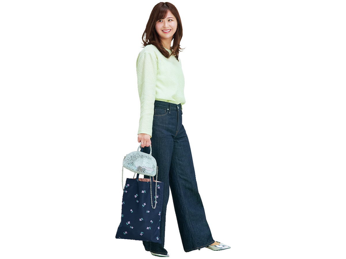 ランチコーデにVERY×yoriのトートを持ったママ