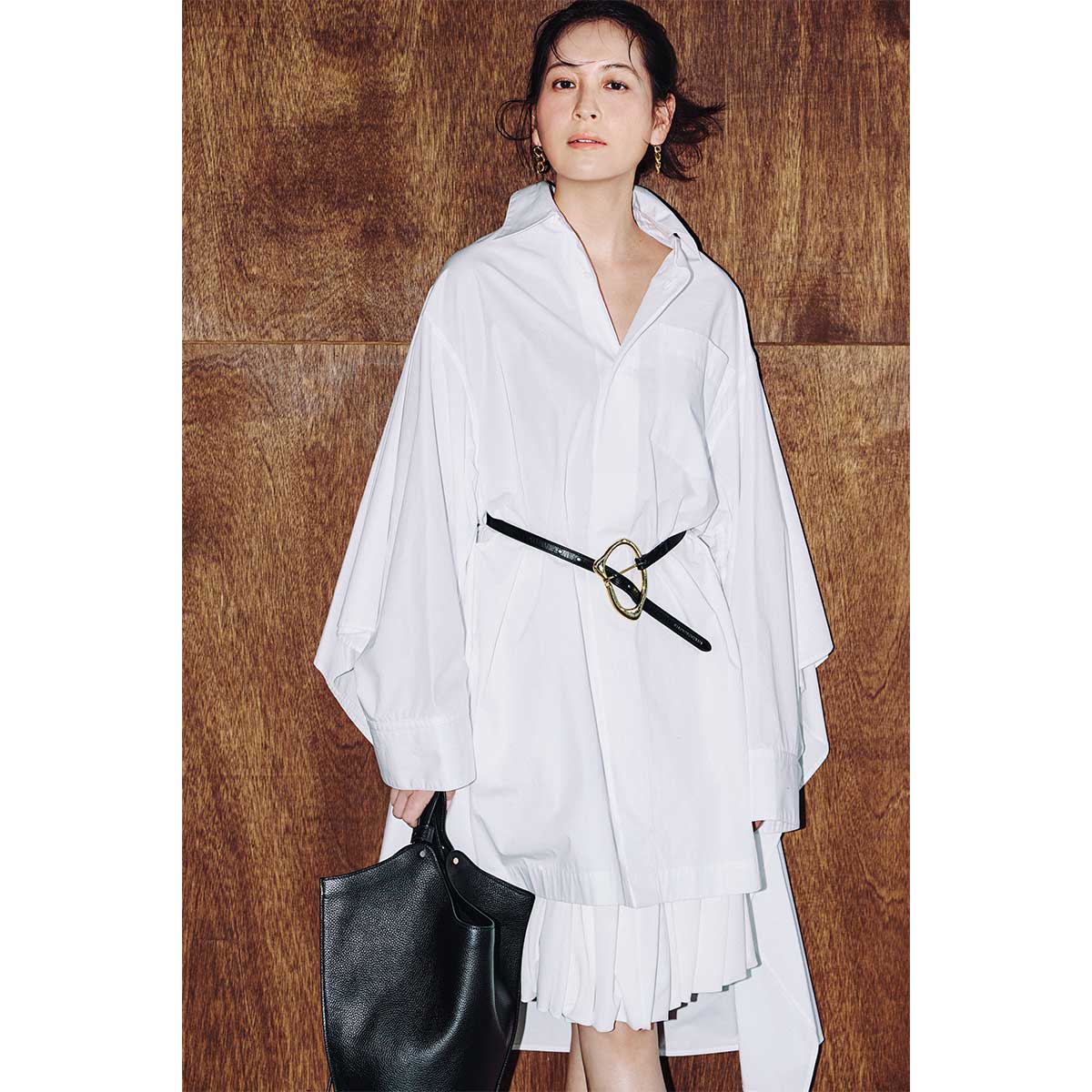 ワンピース×スカートの新感覚レイヤードでひと味違った白コーデに