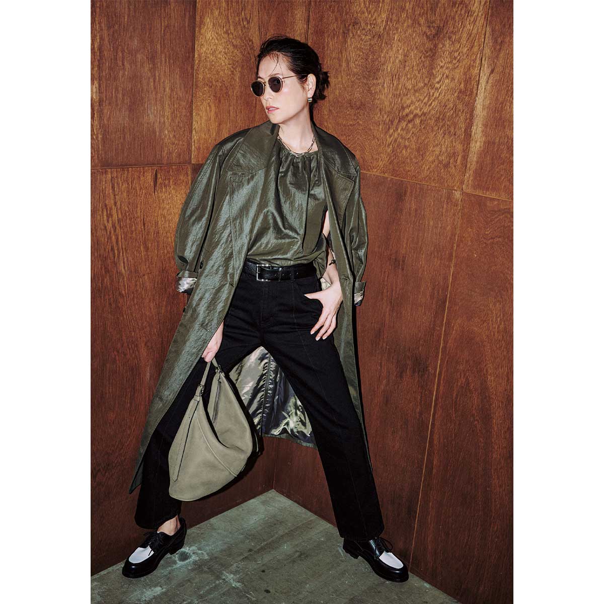 微光沢のシャーリングトップスに同素材のトレンチをプラスしたらブラックデニムも辛口モードに