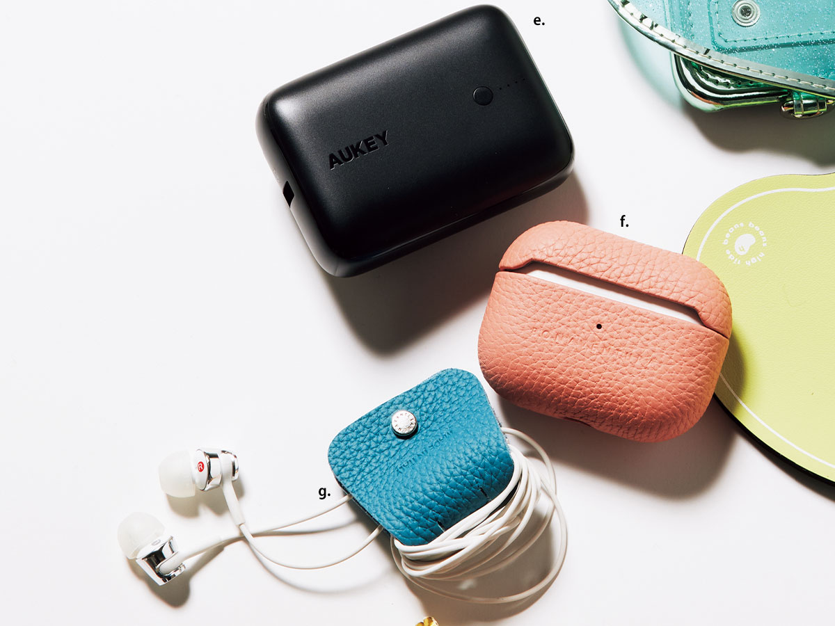 クレジットカードサイズのモバイルバッテリーとボナベンチュラのエアポッズケースとケーブルホルダー