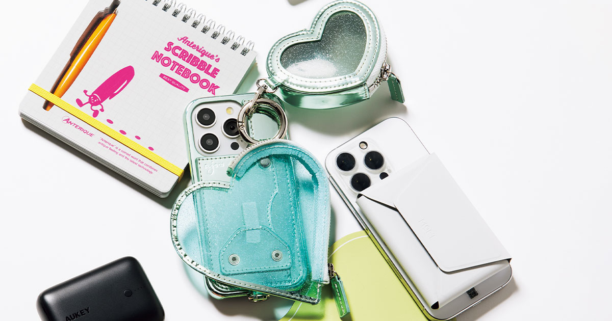 エジューのクリアスマホケースとハート型ポーチとMOFTのカードケース付きスマホスタンドとノート