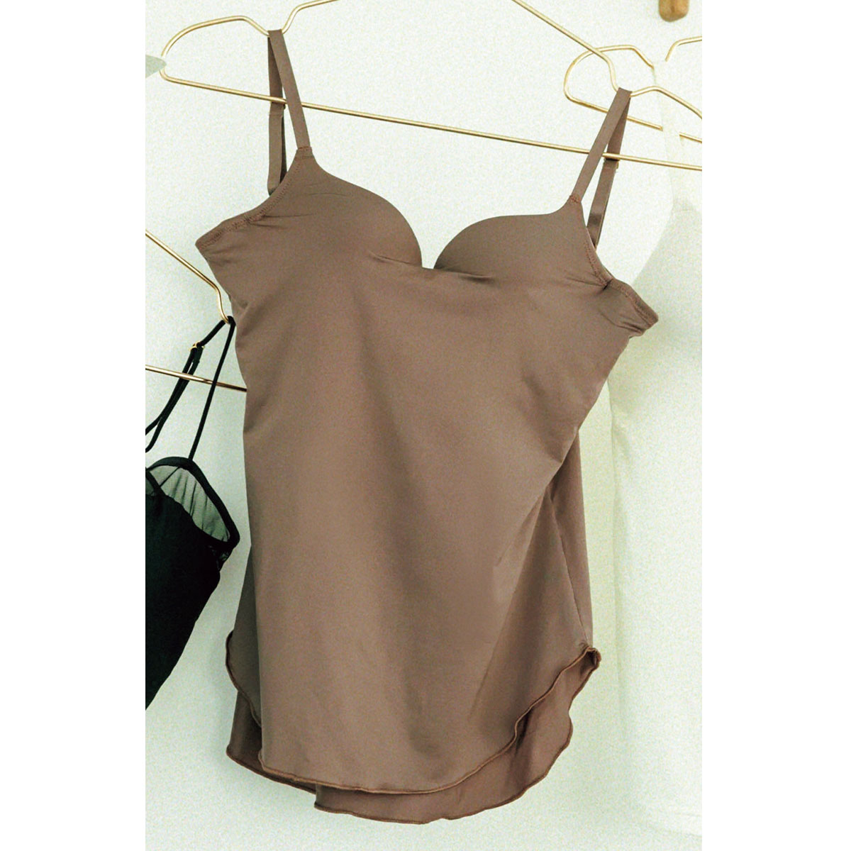 ESS byのカーヴィングラインブラキャミソール