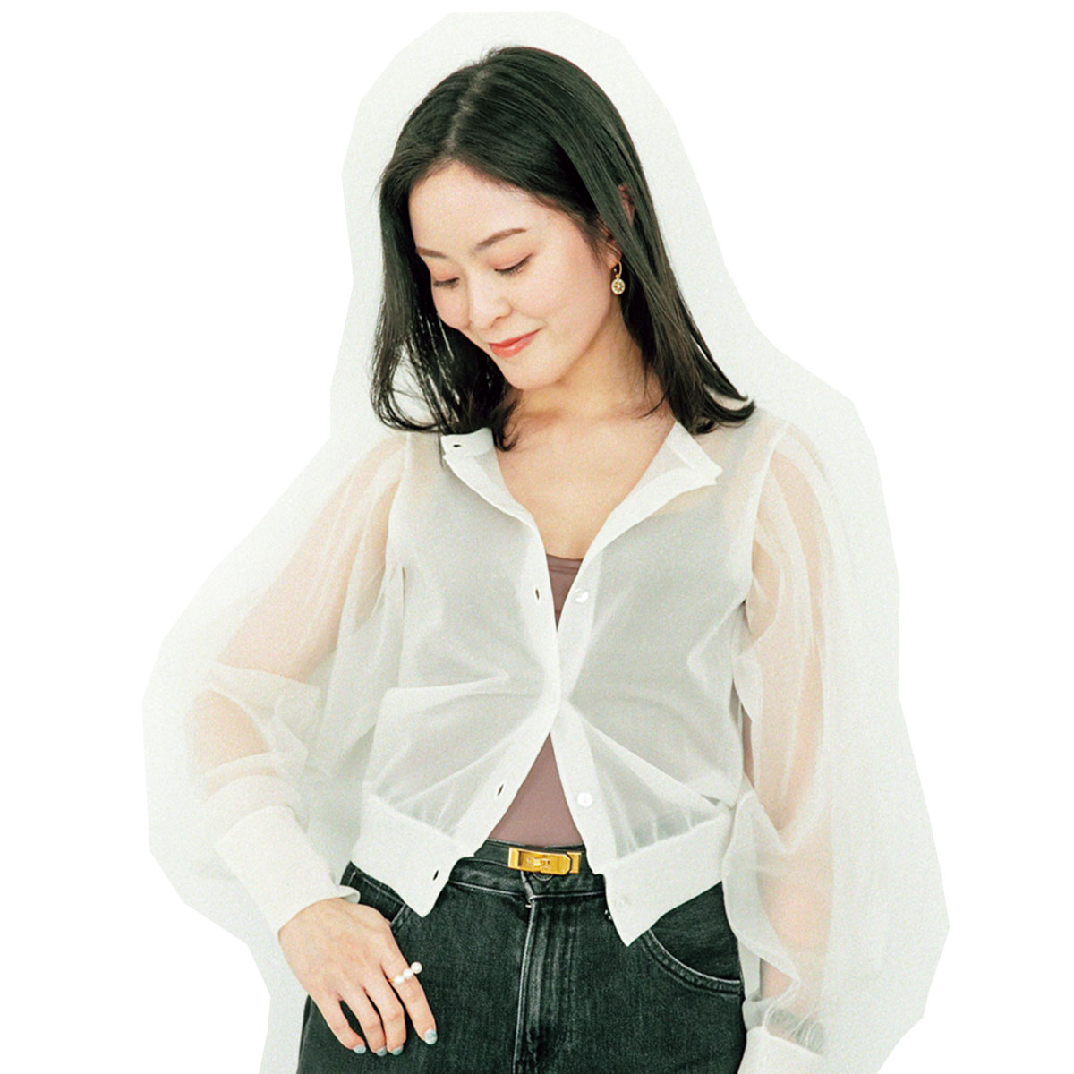 ESS byのカーヴィングラインブラキャミソールを着たカット